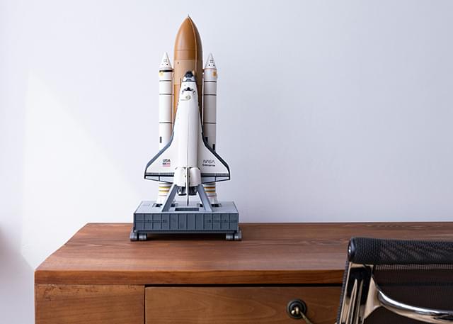 Modell-Rakete auf Schreibtisch